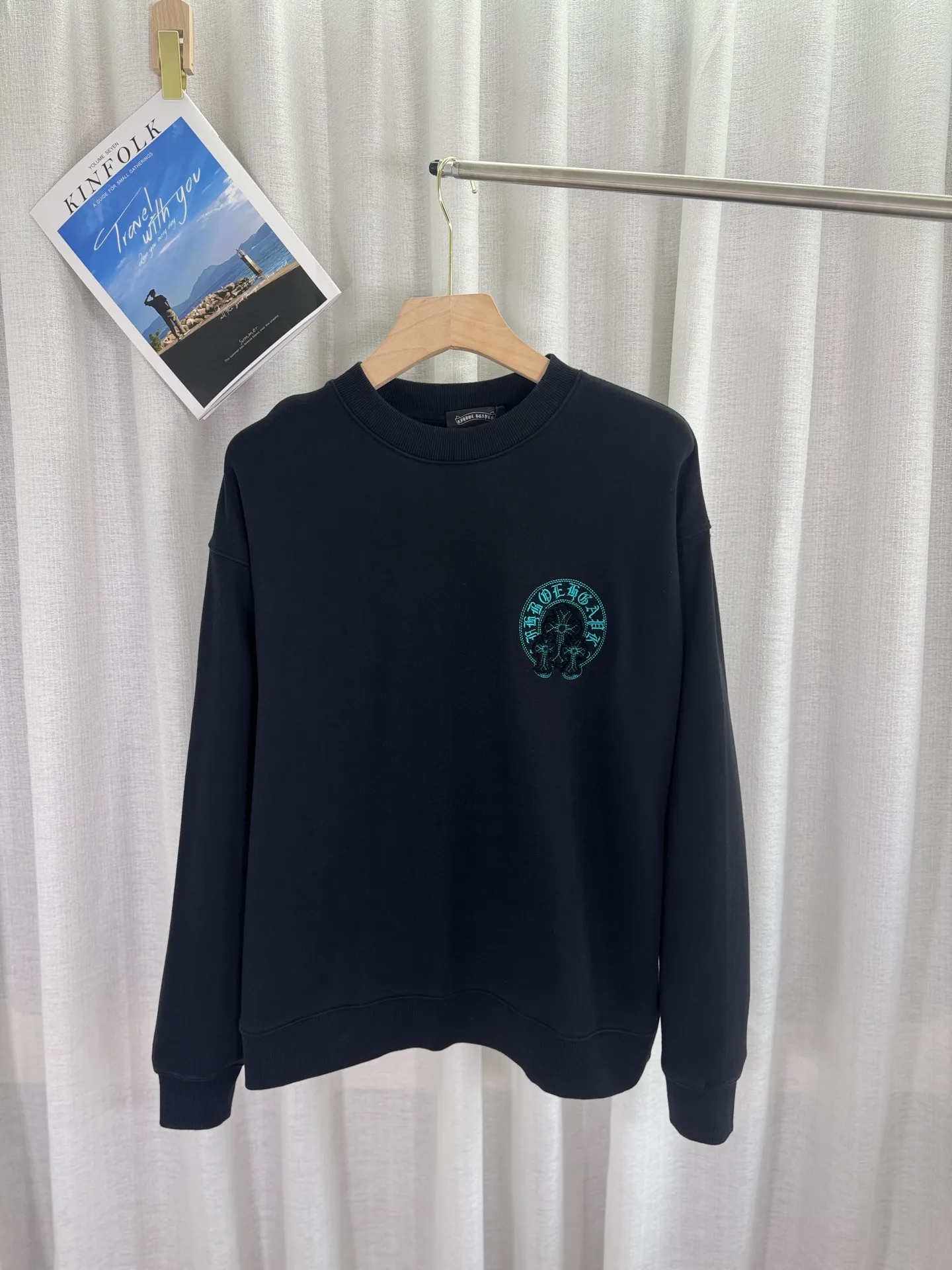 P270 top version, real shot without P, ​​different from market currency) 𝗖𝗵𝗿𝗼𝗺𝗲 𝗛𝗲𝗮𝗿𝘁𝘀/Cro Heart 2025 washed patch embroidery autumn and winter new original single counter American laser burnt 3D three-dimensional color embroidered couple casual sweatshirt 👑The highest version! Customized fabric 420g tripe terry fabric! American acid-washed and distressed original fabric laser burnt ✟appliqué embroidery and exquisite embroidery of letters! The best-selling model in the counter, very comfortable to wear. Accessories: original molded and authenticated collar label➕100% silk wash label. Genuine purchase-grade original hangtag➕matching hanging rope➕3D hanging beads➕original packaging bag. Craftsmanship: The original version has consistent wiring! The highest version of the armhole matching technique! Color: White Black Size: S M L XL Style Number: 25-307